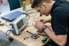 Student podczas pracy w sekcji SumoMasters, SKN Robotyków. Fot. Piotr Awramiuk