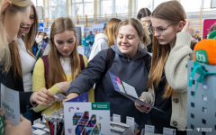 2025-04-10-targi edukacyjne-Pisz-foto-Iryna-Mikhno-PB