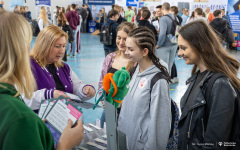 2025-04-10-targi edukacyjne-Pisz-foto-Iryna-Mikhno-PB