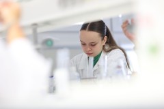 Uczniowie-III-LO-w-Bialymstoku-na-zajeciach-w-laboratoriach-Wydzialu-Budownictwa-i-Nauk-o-Srodowisku_Politechniczna-Siec-VIA-CARPATIA_fot.Pawel_Jankowski-15