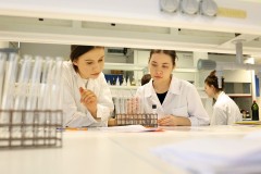 Uczniowie-III-LO-w-Bialymstoku-na-zajeciach-w-laboratoriach-Wydzialu-Budownictwa-i-Nauk-o-Srodowisku_Politechniczna-Siec-VIA-CARPATIA_fot.Pawel_Jankowski-3