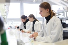 Uczniowie-III-LO-w-Bialymstoku-na-zajeciach-w-laboratoriach-Wydzialu-Budownictwa-i-Nauk-o-Srodowisku_Politechniczna-Siec-VIA-CARPATIA_fot.Pawel_Jankowski-9