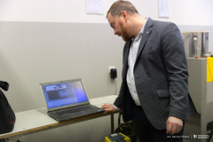 2026-01-15-Urządzenie-do-badania-zużycia-powierzchni-górnych-warstw-nawierzchni-drogowych-fot-Dariusz-Piekut-PB