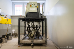 2026-01-15-Urządzenie-do-badania-zużycia-powierzchni-górnych-warstw-nawierzchni-drogowych-fot-Dariusz-Piekut-PB