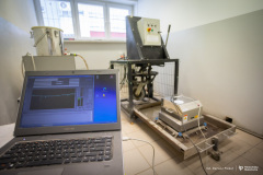 2026-01-15-Urządzenie-do-badania-zużycia-powierzchni-górnych-warstw-nawierzchni-drogowych-fot-Dariusz-Piekut-PB