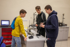 Wycieczka-uczniow-na-Wydziale-Mechanicznym-15