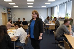 Dr-inz.-Elzbieta-Krawczyk-Dembicka-ze-studentami-kierunku-Zarzadzanie-i-inzynieria-produkcji-na-zajeciach_fot.Dariusz-Piekut_PB-17