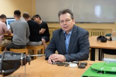 Dr-inz.-Krzysztof-Lukaszewicz-ze-studentami-kierunku-Zarzadzanie-i-inzynieria-produkcji-na-zajeciach_fot.Dariusz-Piekut_PB-27