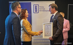 2025-03-20-Certyfikat-Doskonałości-Kształcenia-dla-kierunku-automatyka-i-robotyka-fot-Maciej-Giedrojć-Juraha