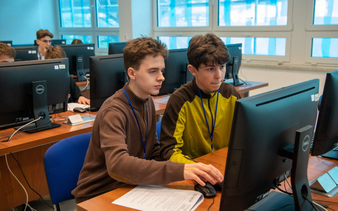 dwójka uczniów przed monitorem komputera