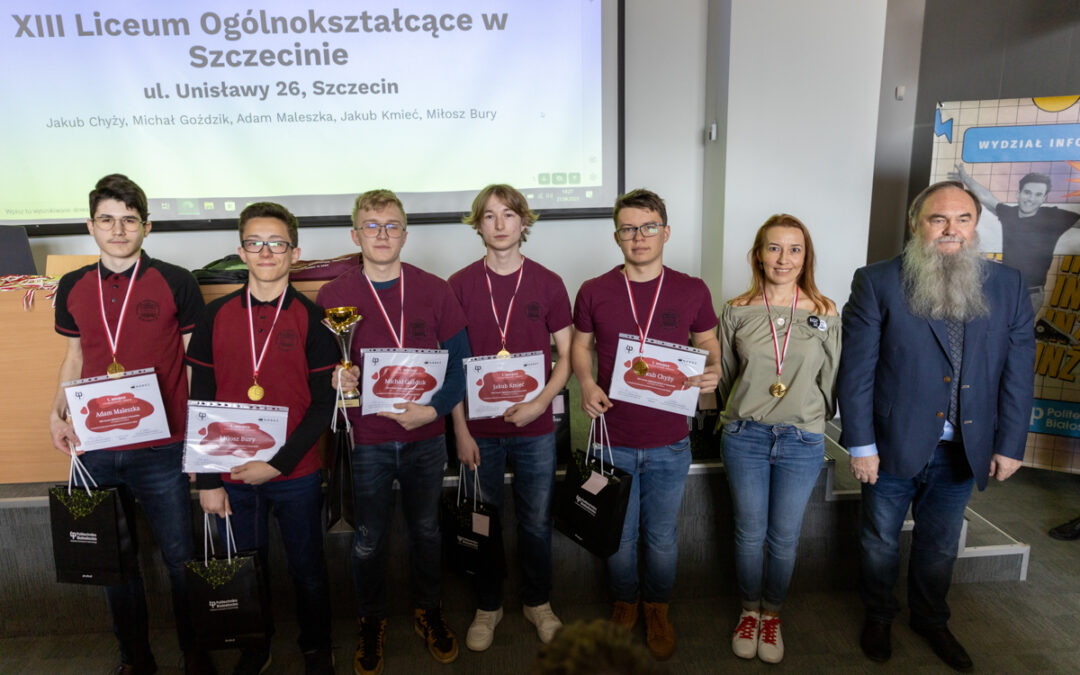 drużyna zwycięska konkursu Naboj - pięciu uczniów oraz kobieta i Mirosław Świercz