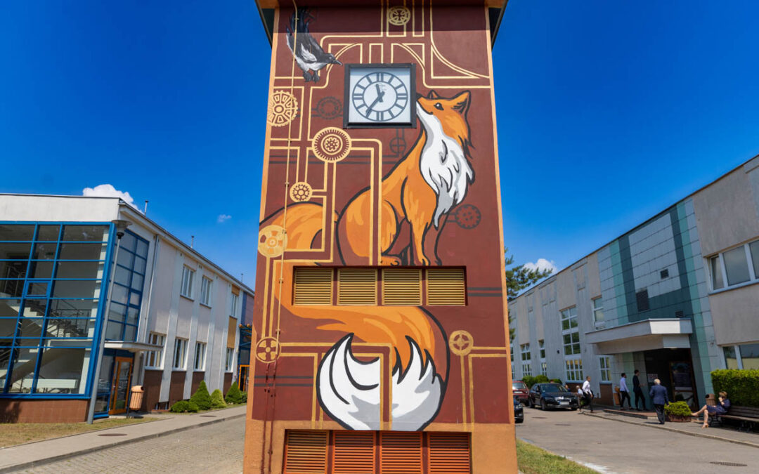mural na wieży zegarowej kampusu Wydziału Inżynierii Zarządzania