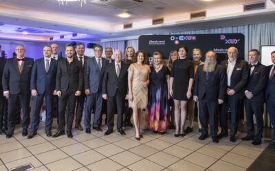 Nowi Honorowi Ambasadorowie Politechniki Białostockiej odebrali statuetki podczas Balu Absolwenta 2023