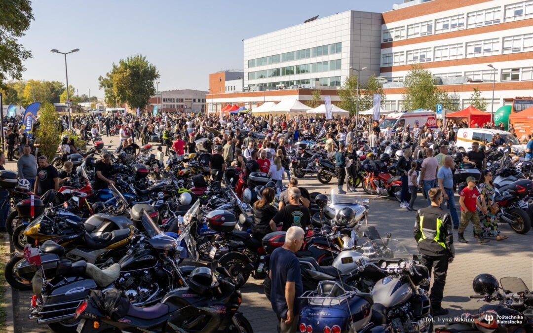 cały parking PB zastawiony motocyklami