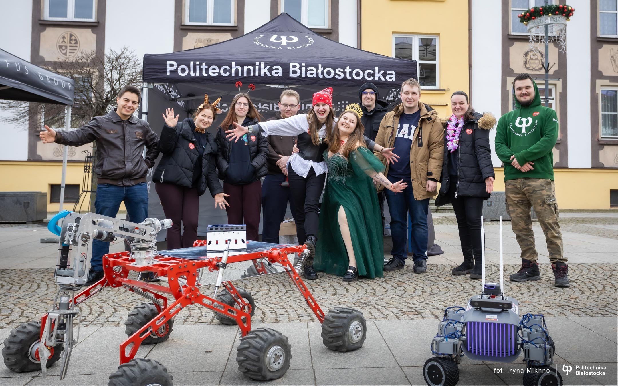 Studenci Pplitechniki Białostockiej z robotami i w przebraniach na finale WOŚP 2025