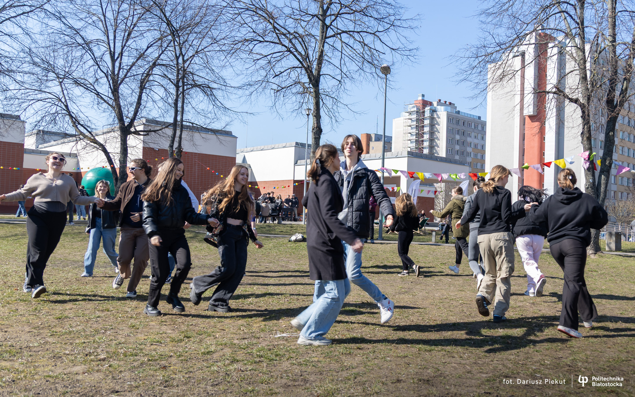 Dzień Wiosny 2025 na PB - studenci tańczą belgijkę