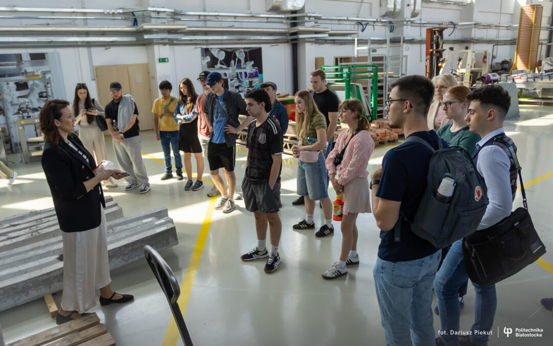 grupa studentów podczas zwiedzania hali Inno-Eko-Tech