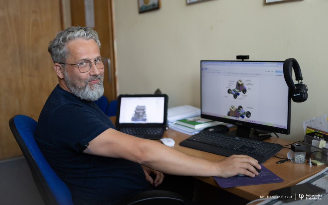 Politechnika Białostocka wsparła innowacyjny projekt samojezdnego rozsiewacza materiału z napędem hydraulicznym - dr hab. inż. Jarosław Szusta, prof. PB