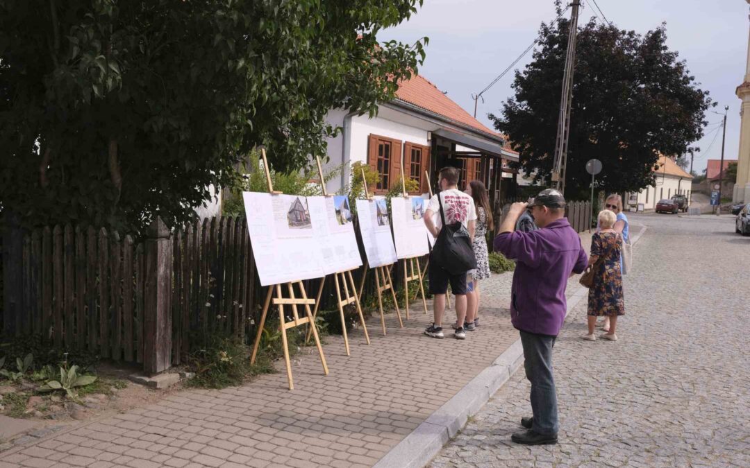 Studenci Wydziału Architektury Politechniki Białostockiej inwentaryzowali drewniane domy. Wystawa w Tykocinie