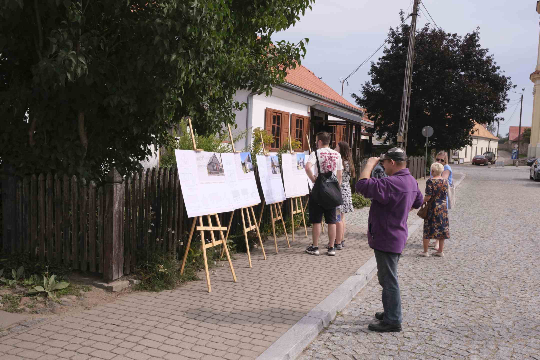Studenci Wydziału Architektury Politechniki Białostockiej inwentaryzowali drewniane domy. Wystawa w Tykocinie