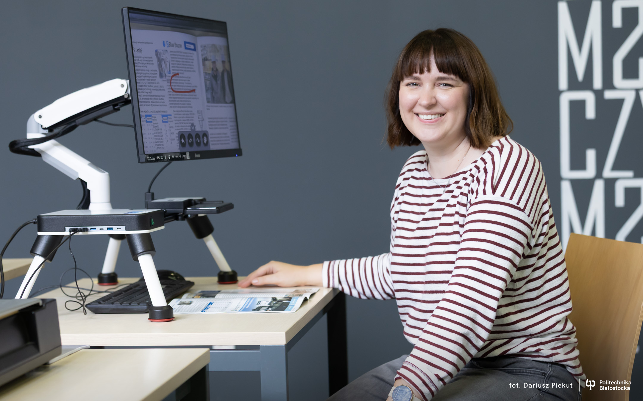 Trzy nowoczesne powiększalniki z funkcją głośnego odczytywania zeskanowanego tekstu i tłumaczenia na języki obce oddała do użytku Biblioteka Politechniki Białostockiej w ramach projektu PB Dostępna 2.0.