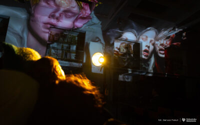 AI jak lustro. Politechnika Białostocka i Akademia Teatralna stworzyły interdyscyplinarny spektakl impAKT