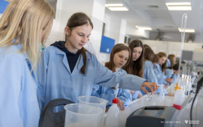 Uczniowie z Siemiatycz na warsztatach w laboratoriach Politechniki Białostockiej