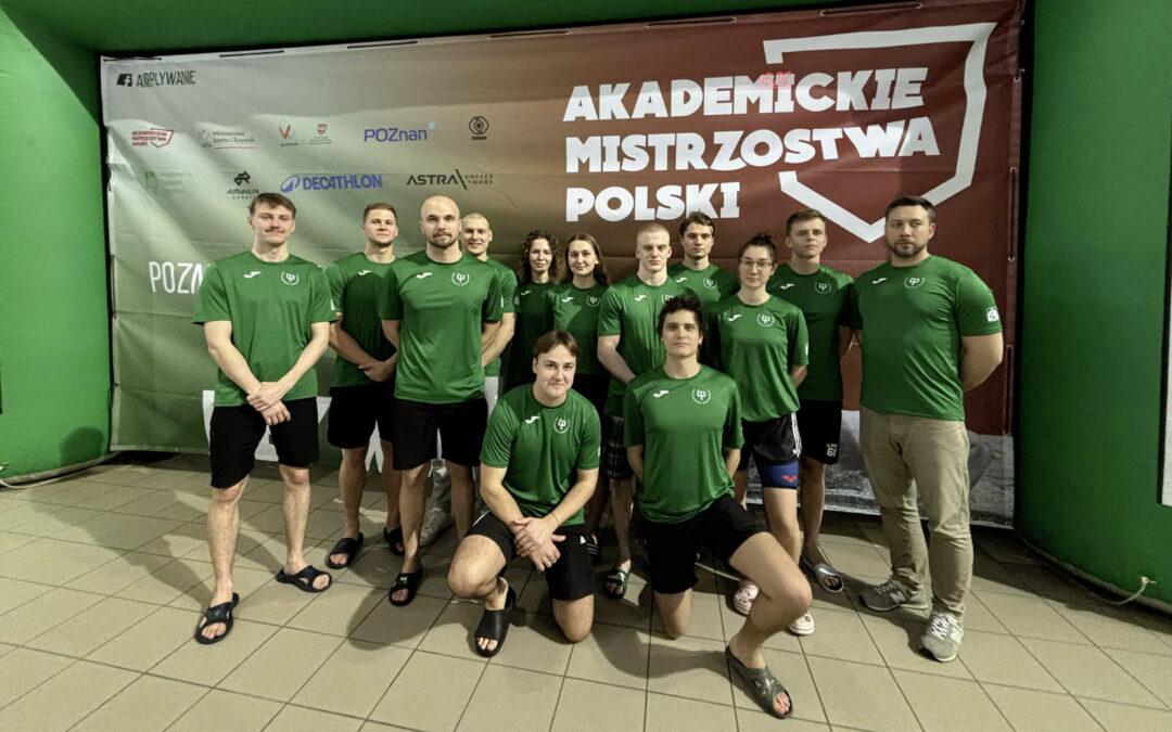 Dwa złote medale, jeden srebrny i dwa brązowe zdobyli studenci Politechniki Białostockiej podczas Akademickich Mistrzostw Polski w Pływaniu 2026 w kategorii uczelni technicznych. Łącznie Uczelnię reprezentowało 13 osób. Hubert Szermuszyn zdobył złoty medal na 100 m stylem zmiennym (57.84 s) oraz drugie złoto za udział w sztafecie mężczyzn 4x50 m stylem dowolnym. Wraz ze studentem Wydziału Inżynierii Zarządzania Politechniki Białostockiej w sztafecie złoto zdobyli: Paweł Kowalewski (Wydział Budownictwa i Nauk o Środowisku) Eryk Michałowski (Wydział Elektryczny) Dominik Zawadzki (Wydział Informatyki) Srebro i brąz z Akademickich Mistrzostw Polski zdobyła dla Politechniki Białostockiej Emilia Łuszczewska (Wydział Inżynierii Zarządzania). 50 metrów stylem grzbietowym przepłynęła w 32,99 s, a 100 metrów stylem zmiennym w 1.12.83. Dominik Zawadzki, student Wydziału Informatyki Politechniki Białostockiej za przepłynięcie 50 metrów stylem dowolnym w czasie 23,39 sekundy zdobył brązowy medal w kategorii uczelni technicznych. W dniach 27-29 marca 2026 roku w obiektach Term Maltańskich w Poznaniu odbyły się Akademickie Mistrzostwa Polski w Pływaniu. Zawody zostały zorganizowane przez Organizację Środowiskową AZS Poznań i wzięło w nich udział 1170 studentek i studentów z prawie 90 uczelni. Politechnikę Białostocka reprezentowały 3 zawodniczki i 10 zawodników sekcji pływackiej Klubu Uczelnianego AZS Politechniki Białostockiej: Bartosz Kraśnicki (Wydział Mechaniczny) Dominik Zawadzki (Wydział Informatyki) Emilia Łuszczewska (Wydział Inżynierii Zarządzania) Eryk Michałowski (Wydział Elektryczny) Filip Siermantowski (Wydział Informatyki) Hubert Szermuszyn (Wydział Inżynierii Zarządzania) Iga Kuklicz (Wydział Inżynierii Zarządzania) Kacper Dec (Wydział Mechaniczny) Kacper Halicki (Wydział Budownictwa i Nauk o Środowisku) Kacper Jurczak (Wydział Inżynierii Zarządzania) Patrycja Szymborska (Wydział Architektury) Paweł Kowalewski (Wydział Budownictwa i Nauk o Środowisku) Paweł Ledachowicz (Wydział Elektryczny) Trenerem sekcji pływackiej jest Marcin Sztachelski.