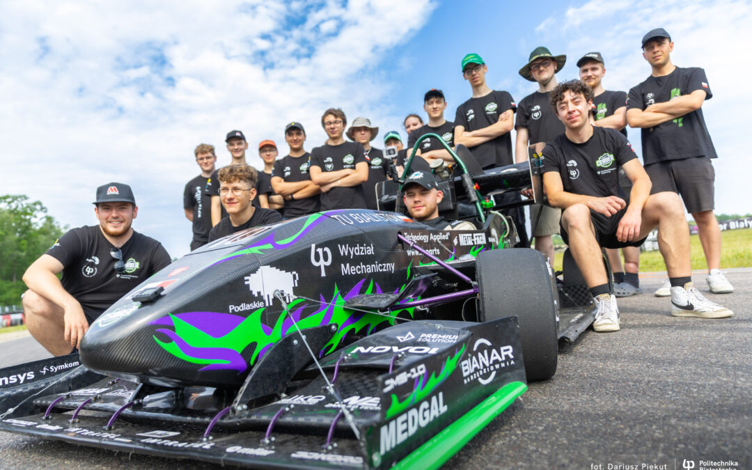 Zespół studentów Politechniki Białostockiej z Cerber Motorsport przy aucie - bolidzie wyścigowym, stojącym na torze