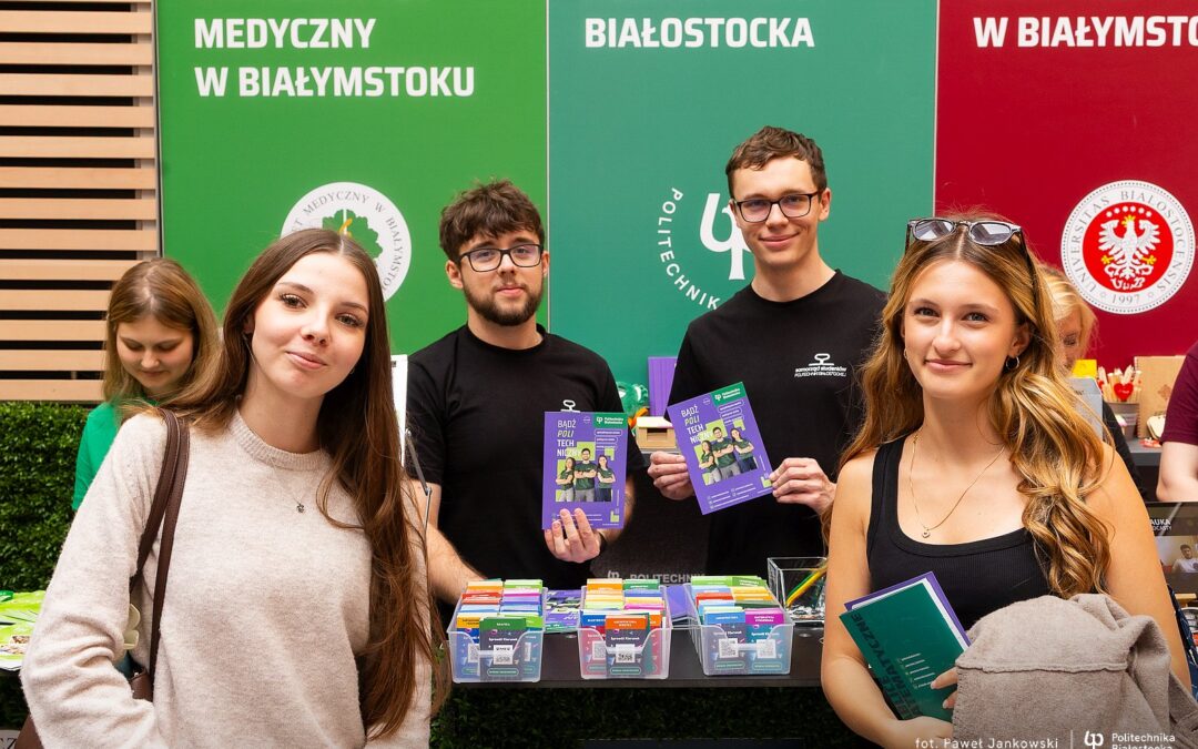 uczniowie na stoisku Politechniki Białostockiej